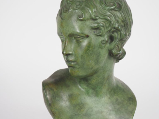 Vente aux enchères Ecole française XXème. "Portrait de jeune homme". Sculpture en bronze 