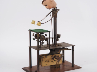 Vente aux enchères Carcasse d'automate, "le jeu de bonneteau". Dim. 45 x 17,5 x 31,5 cm. 