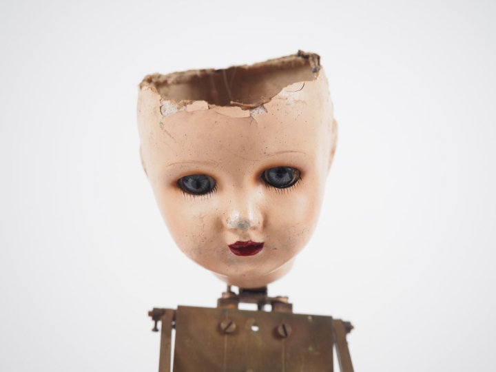 Carcasse d'automate, "le jeu de bonneteau". Dim. 45 x 17,5 x 31,5 cm. 