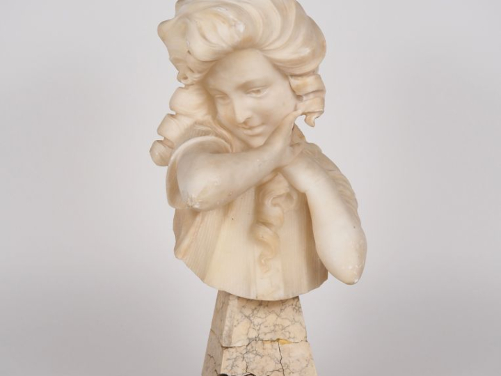 Ecole française début XXème. "Jeune fille timide". Sculpture en albâtr