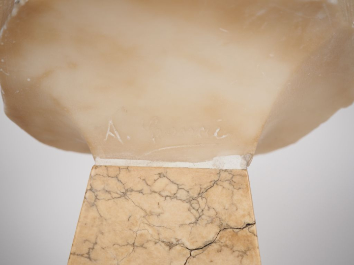 Ecole française début XXème. "Jeune fille timide". Sculpture en albâtr