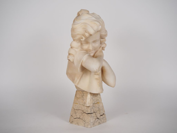 Ecole française début XXème. "Jeune fille timide". Sculpture en albâtr