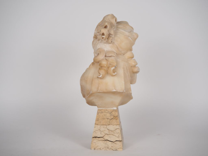 Ecole française début XXème. "Jeune fille timide". Sculpture en albâtr