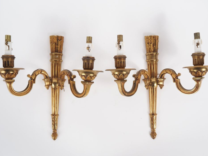Paire d'appliques de style Louis XVI en bronze doré, à décor de carquo