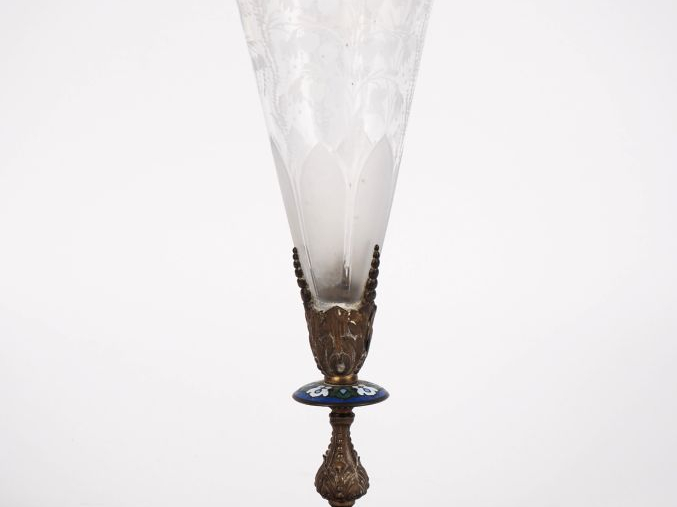 Vase cornet en verre gravé, laiton et émaux polychromes sur cuivre à d