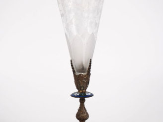 Vente aux enchères Vase cornet en verre gravé, laiton et émaux polychromes sur cuivre à d
