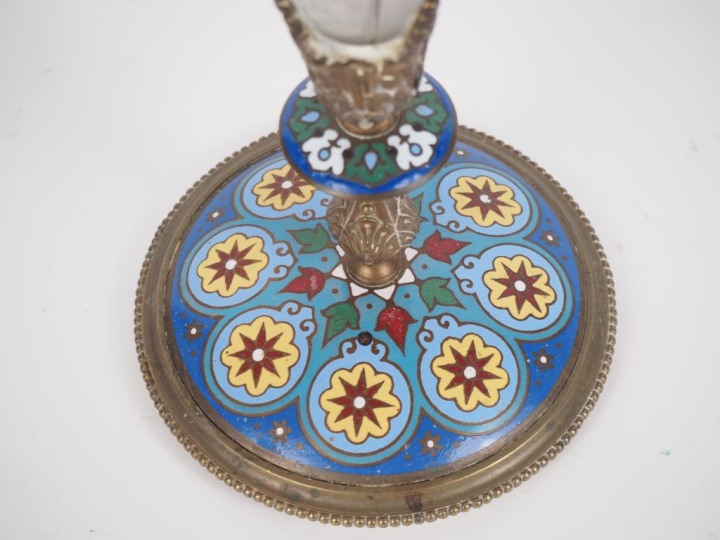 Vase cornet en verre gravé, laiton et émaux polychromes sur cuivre à d