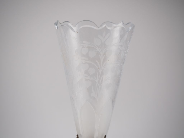 Vase cornet en verre gravé, laiton et émaux polychromes sur cuivre à d