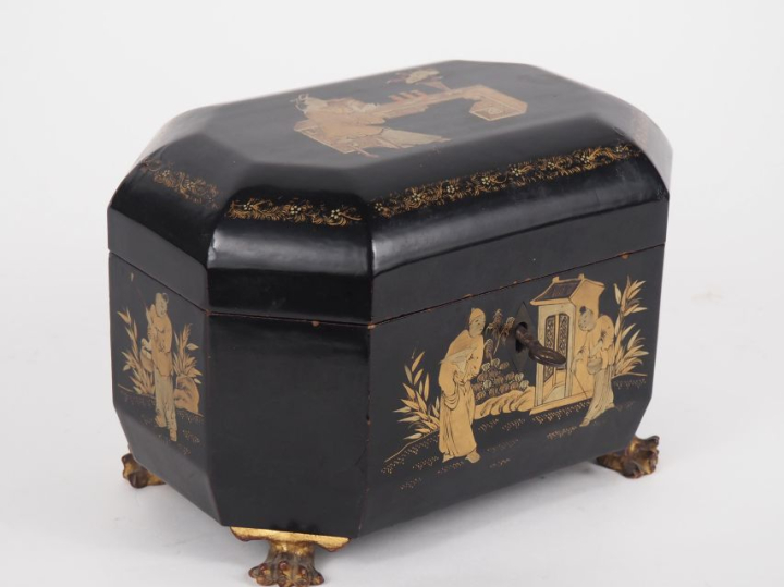 Boîte à épices début XXème de style Extrême-Orient en bois laqué noir 