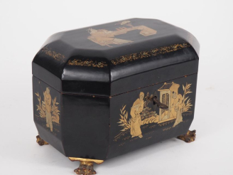 Vente aux enchères Boîte à épices début XXème de style Extrême-Orient en bois laqué noir 