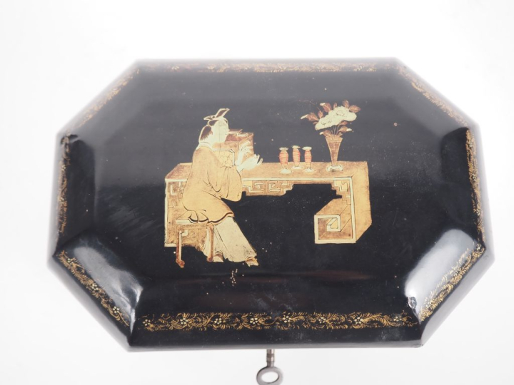 Boîte à épices début XXème de style Extrême-Orient en bois laqué noir 