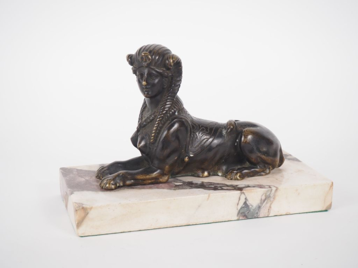 Sujet en bronze, "sphynx", sur un socle en marbre bicolore. Dim. 16,5 
