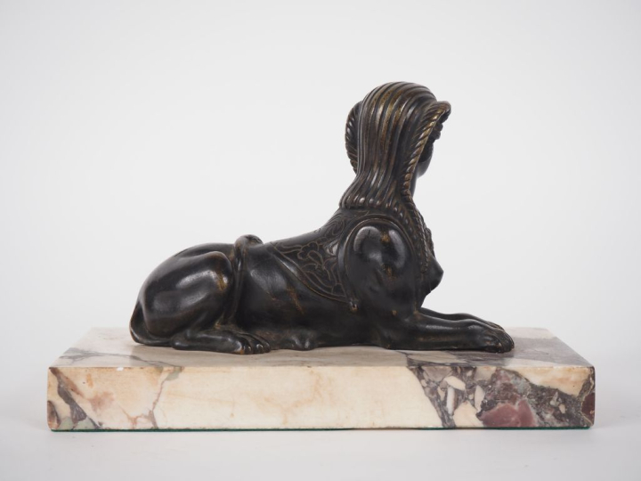 Sujet en bronze, "sphynx", sur un socle en marbre bicolore. Dim. 16,5 
