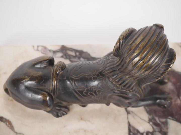 Sujet en bronze, "sphynx", sur un socle en marbre bicolore. Dim. 16,5 