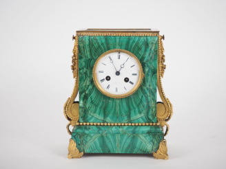 Vente aux enchères RAINGO Frères. Pendule borne de style Louis XVI en malachite et bronze