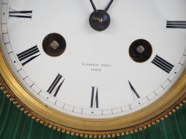 RAINGO Frères. Pendule borne de style Louis XVI en malachite et bronze