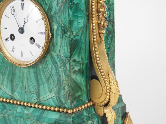 RAINGO Frères. Pendule borne de style Louis XVI en malachite et bronze