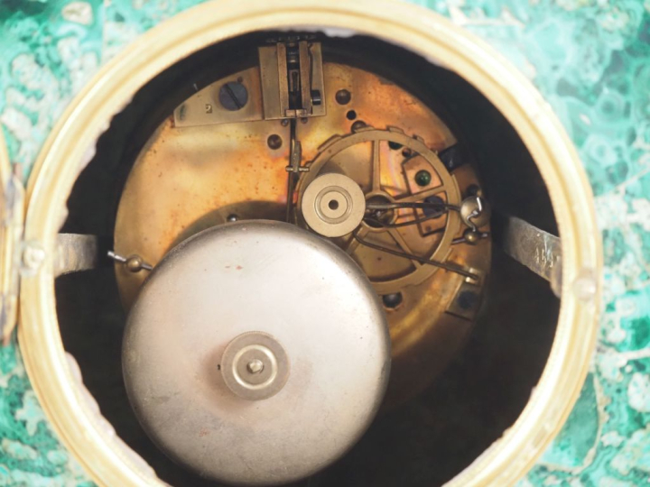 RAINGO Frères. Pendule borne de style Louis XVI en malachite et bronze