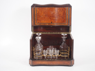 Vente aux enchères Cave à liqueur début XXème en marqueterie, comprenant trois flacons et