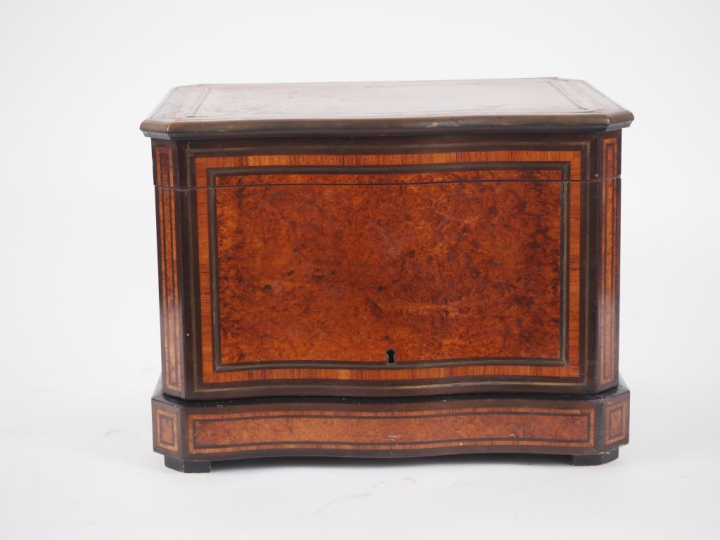 Cave à liqueur début XXème en marqueterie, comprenant trois flacons et