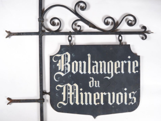 Vente aux enchères Grande enseigne de magasin, "boulangerie du Minervois" en fer forgé et
