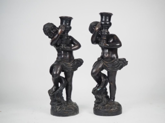 Vente aux enchères Ecole française XXème.  "Jeunes filles porte torchère" Paire de grande