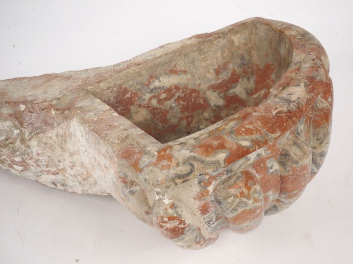 Bénitier XVIIème en marbre rose veiné de gris, à décor godronné.  Dim.