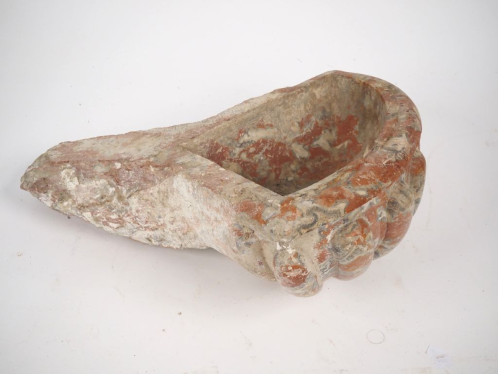 Bénitier XVIIème en marbre rose veiné de gris, à décor godronné.  Dim.