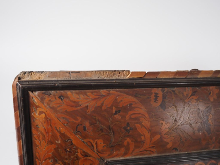 Miroir Languedocien XVIIIème en marqueterie à décor de rinceaux feuill