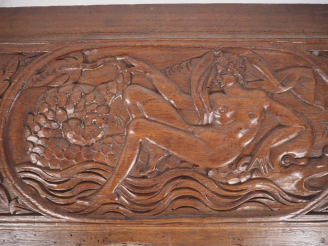 Vente aux enchères Panneau de style Haute-Epoque en bois sculpté à décor de femmes à l'an