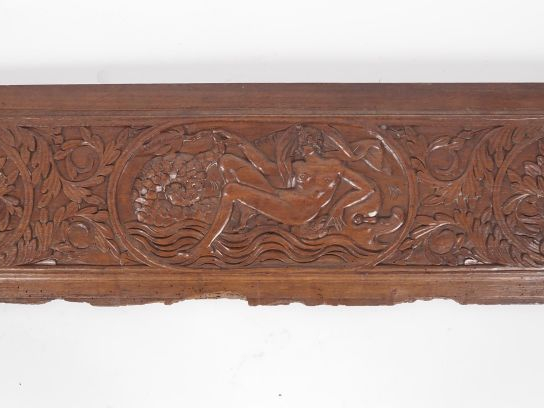 Panneau de style Haute-Epoque en bois sculpté à décor de femmes à l'an