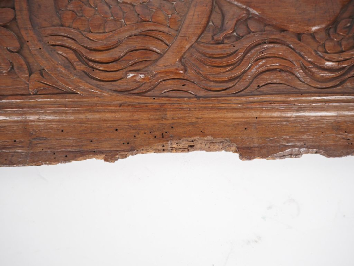 Panneau de style Haute-Epoque en bois sculpté à décor de femmes à l'an