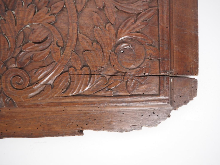 Panneau de style Haute-Epoque en bois sculpté à décor de femmes à l'an