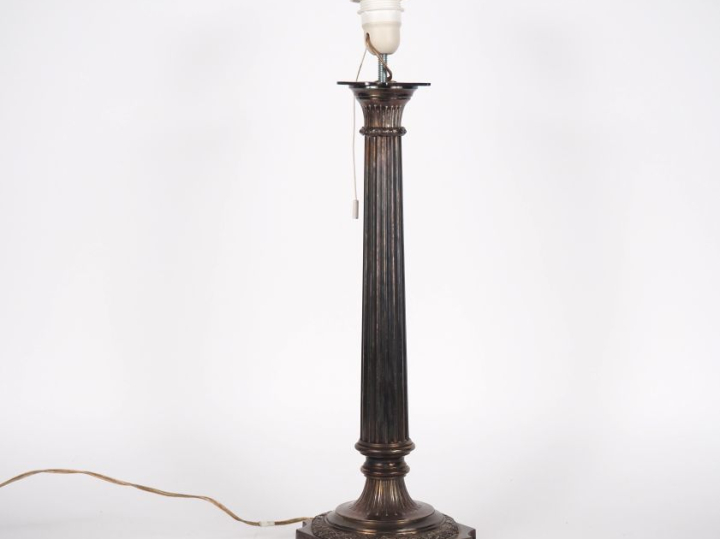 Bougeoir de style Louis XVI en métal argenté à décor de couronne de la