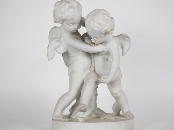 PIGALLE (d'après). "Angelots". Groupe en biscuit. Signé. H. 40 cm.