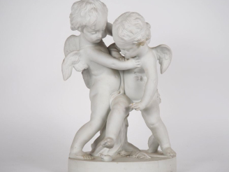 Vente aux enchères PIGALLE (d'après). "Angelots". Groupe en biscuit. Signé. H. 40 cm.