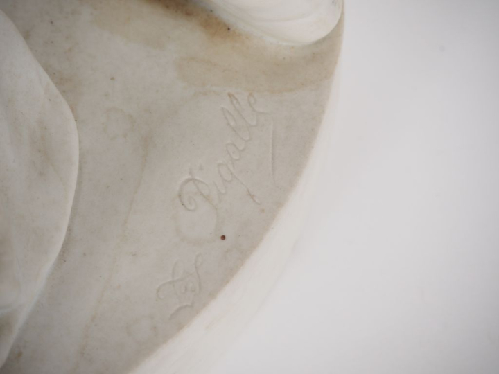 PIGALLE (d'après). "Angelots". Groupe en biscuit. Signé. H. 40 cm.