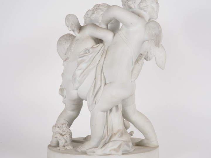 PIGALLE (d'après). "Angelots". Groupe en biscuit. Signé. H. 40 cm.