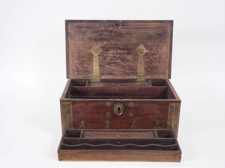 Coffret de voyage en acajou et placage d'acajou, ornementation de lait