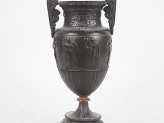 Vente aux enchères Vase Médicis en régule à patine brune, à décor en frise de femmes à l'