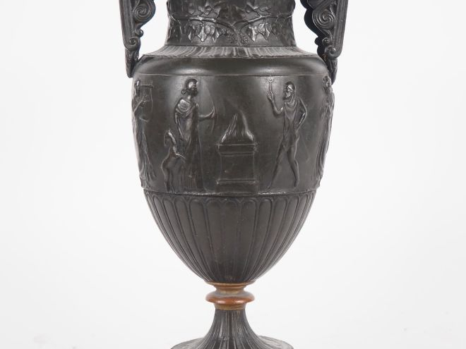 Vase Médicis en régule à patine brune, à décor en frise de femmes à l'