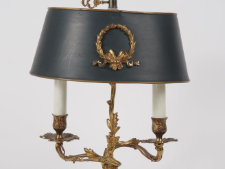 Vente aux enchères Lampe bouillote de style Empire en bronze doré, abat-jour réglable en 