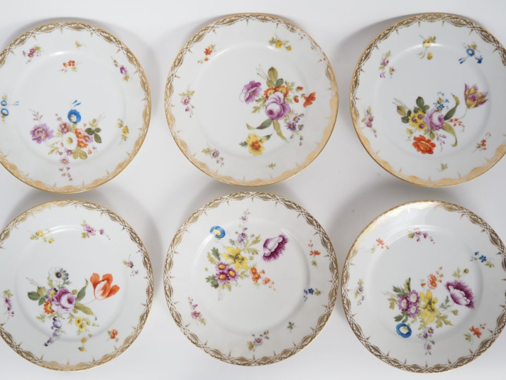 6 assiettes Restauration en porcelaine de Paris, à décor polychrome de
