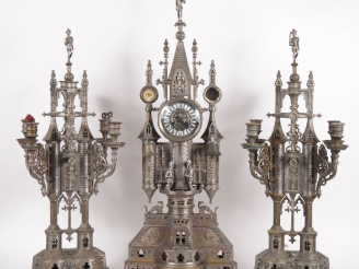 Vente aux enchères Importante garniture de cheminée de style néogothique en bronze argent