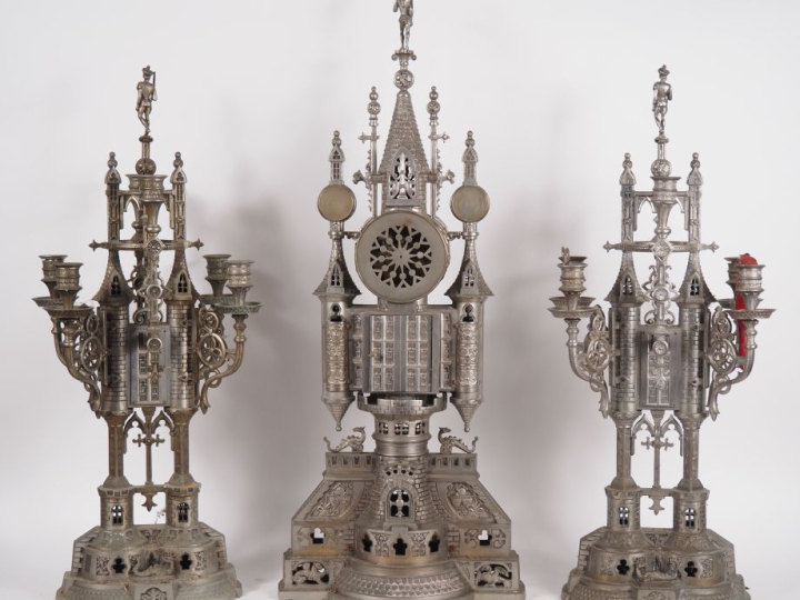 Importante garniture de cheminée de style néogothique en bronze argent