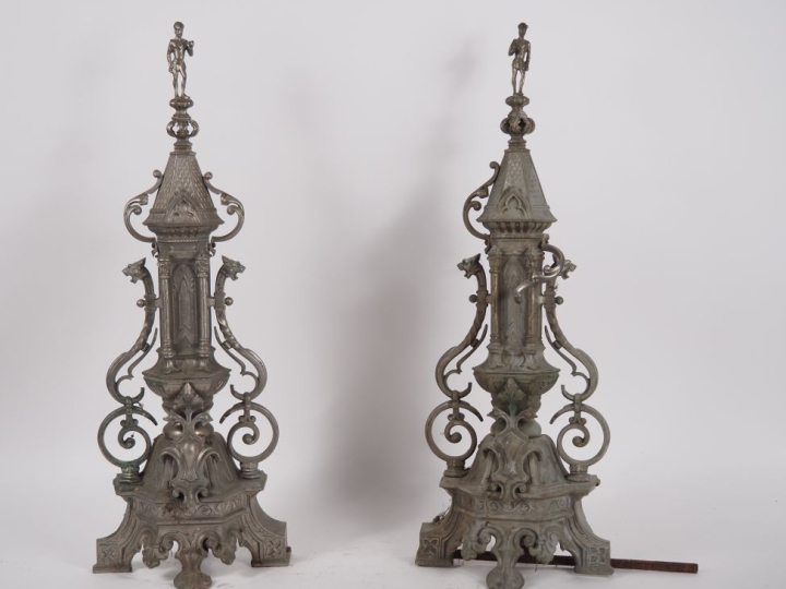 Importante garniture de cheminée de style néogothique en bronze argent