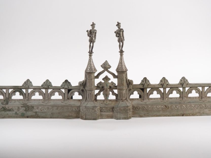 Importante garniture de cheminée de style néogothique en bronze argent