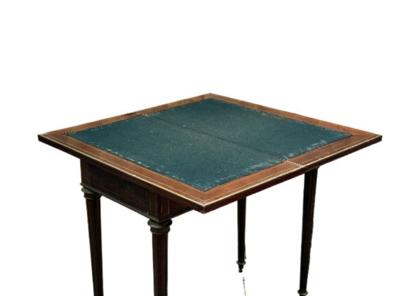 Table à jeux Napoléon III de style Louis XVI, en acajou et placage d'a