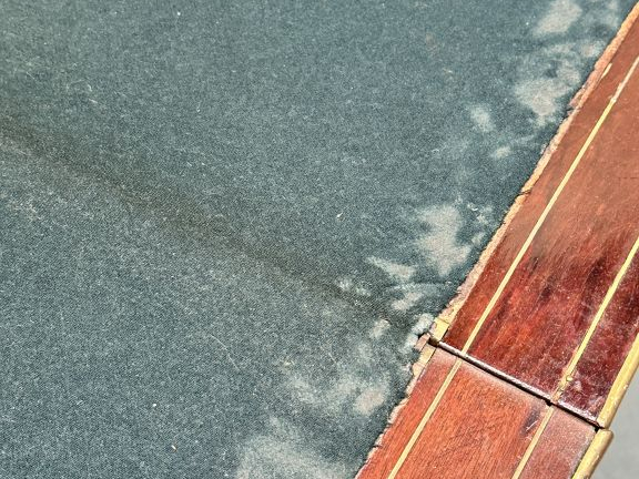 Table à jeux Napoléon III de style Louis XVI, en acajou et placage d'a