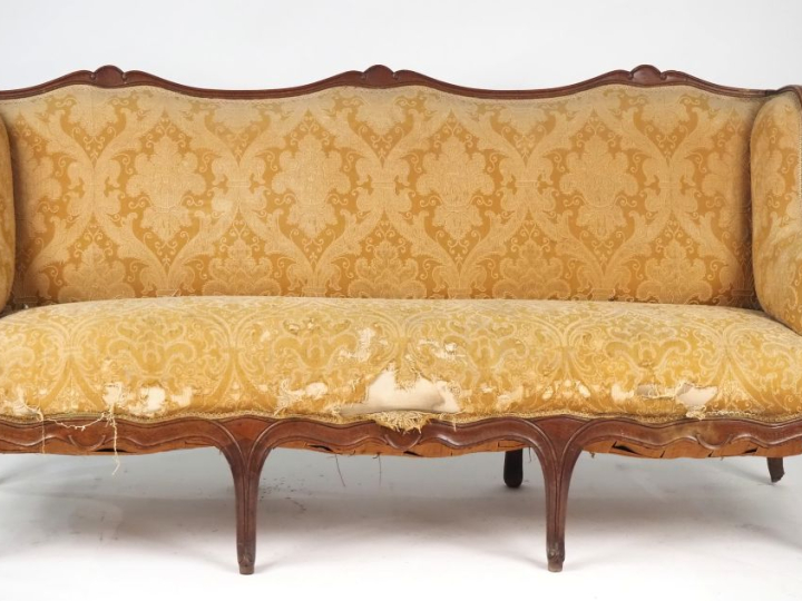 Canapé à oreilles XVIIIème en noyer mouluré, garniture de tissu à déco